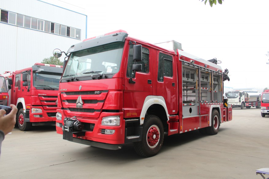multifunctional fire fighting truck
