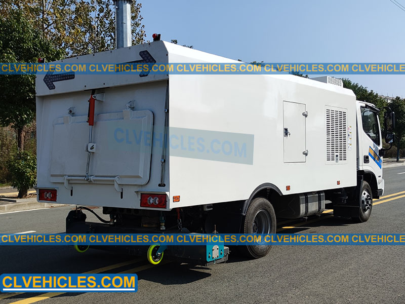 Road vaccum suction truck