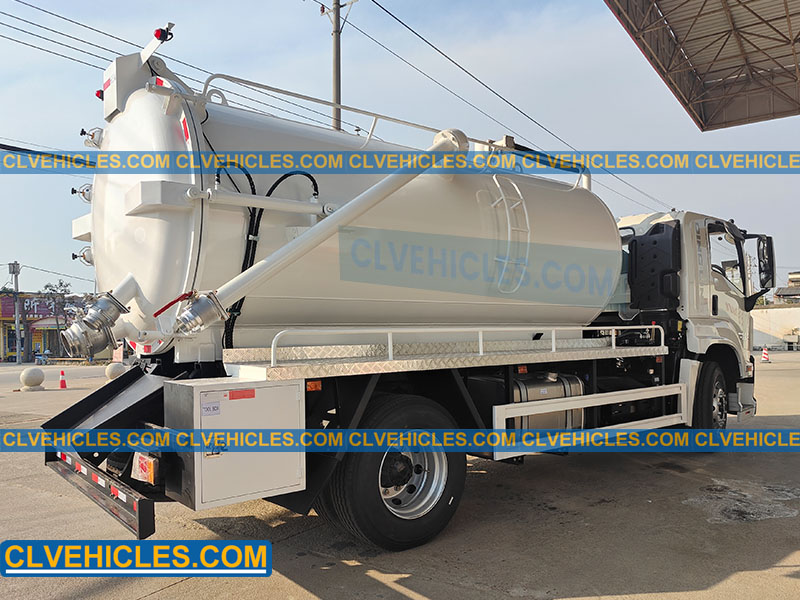 ISUZU sewage suction truck
