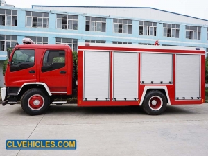 caminhão com equipamento de combate a incêndio