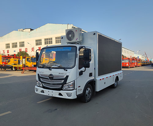 Uma unidade de caminhões móveis com tela LED é enviada para o México
        