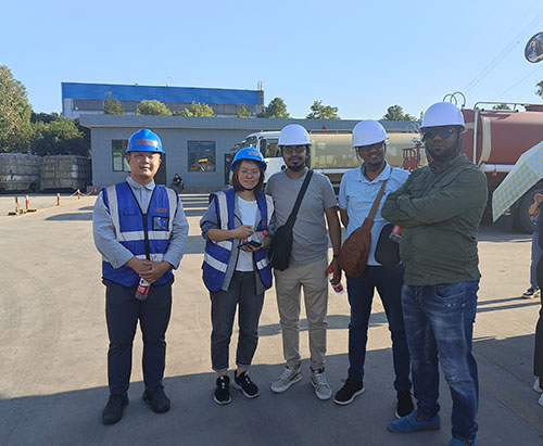 Clientes da Etiópia vêm ao CLVEHICLES.COM e visitam nossa fábrica
    