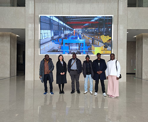 Clientes de Uganda visitaram nossa fábrica e aceitaram o caminhão de lixo compactado
