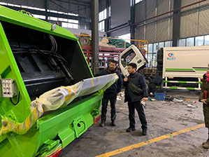cliente da Coreia do Sul vem para a fábrica e estuda equipamentos de resíduos de compactador