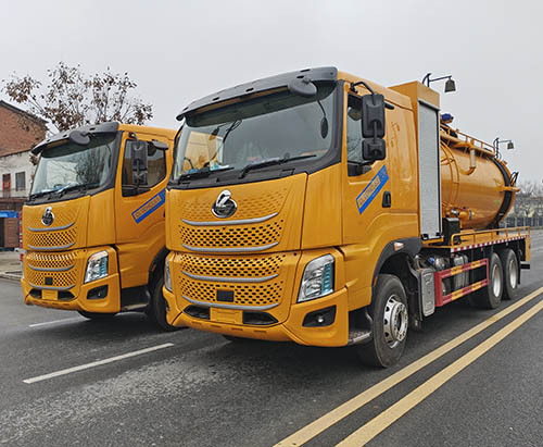 Duas unidades do caminhão de vácuo de alta pressão CHENGLONG H7 de 14 m³ são enviadas para a Tailândia.