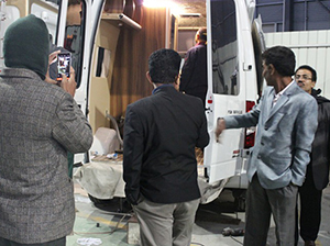 cliente de bangladesh vem para a fábrica e estudar caminhão de mesa e carro de turismo