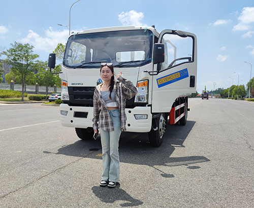 Uma unidade do caminhão de carga HOWO RHD de 10 toneladas para a Tanzânia