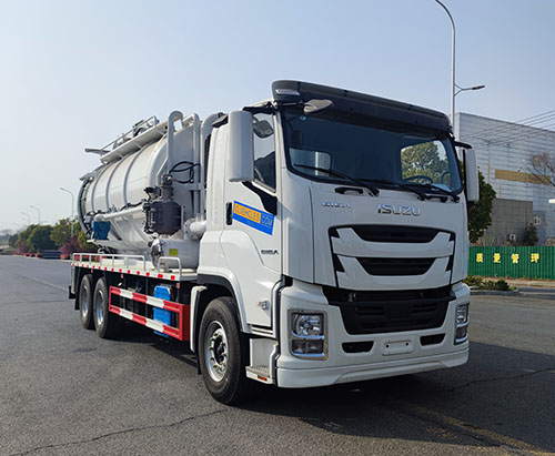 Uma unidade do caminhão de vácuo para purificação de esgoto ISUZU GIGA com entrega para os Emirados Árabes Unidos