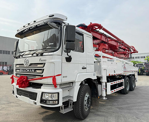 Uma unidade de caminhão bomba de concreto SHACMAN RHD 38M é enviada para Uganda