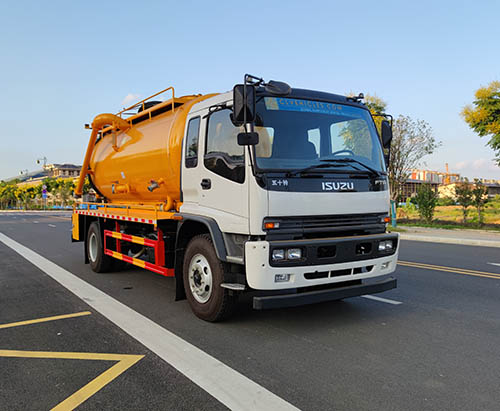 Uma unidade de caminhões de sucção de esgoto ISUZU FTR é enviada para o Catar