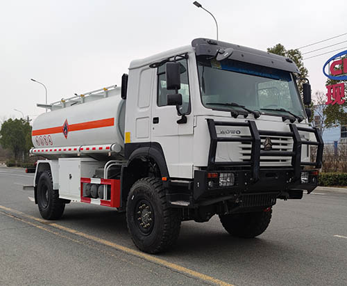 Uma unidade de caminhão tanque de combustível HOWO 4WD 4X4 é enviada para a Costa do Marfim
        