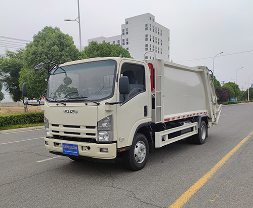 Uma unidade de caminhão de lixo compactador ISUZU 700P é enviada para Granada