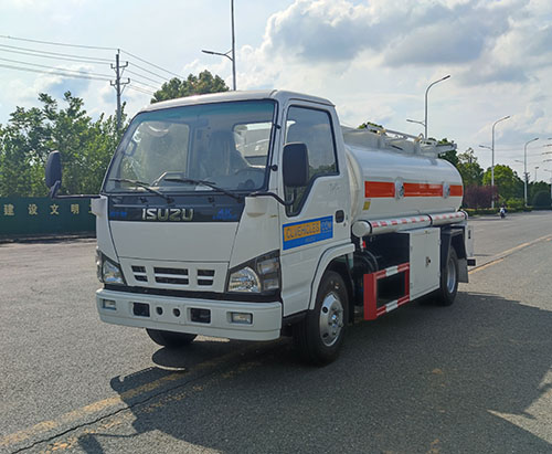 Uma unidade de caminhão-tanque de combustível ISUZU 600P 5000L enviado para o IÊMEN