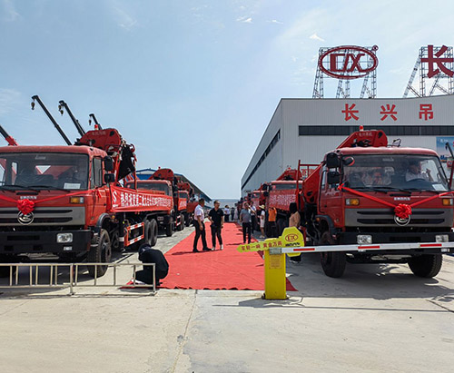 Nove unidades de caminhão de guindaste dobrável DONGFENG 20ton navio para a Nigéria
