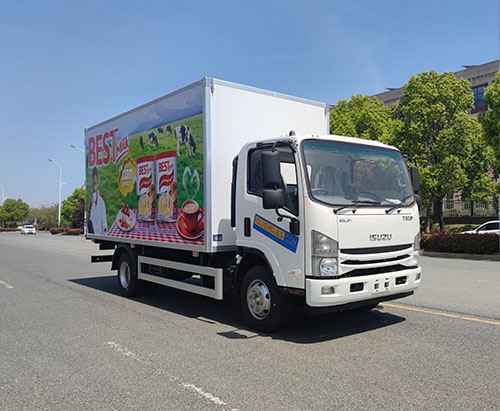 Uma unidade do caminhão frigorífico ISUZU ELF RHD é enviada para Greneda