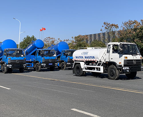 Três unidades de caminhões a vácuo e uma unidade de caminhão-pipa para Gana