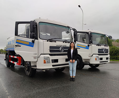 Duas unidades de caminhão aspersor de água DONGFENG KINGRUN 12000L enviadas para Uganda