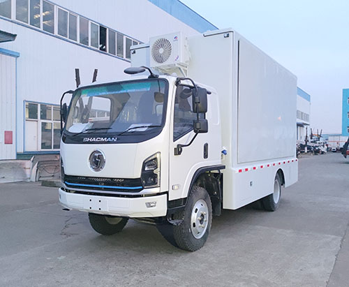 Duas unidades de caminhões móveis com tela LED são enviadas para Uganda
    
